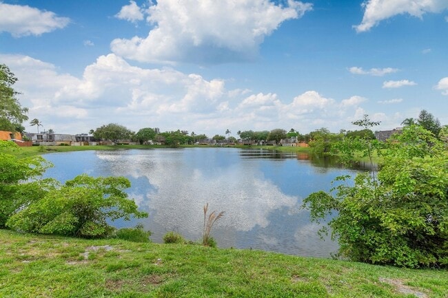 Building Photo - 393 Lake Arbor Dr