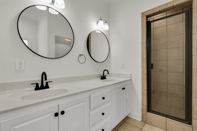 Building Photo - Renovated 4 bedroom 2 Bath Home for Rent!