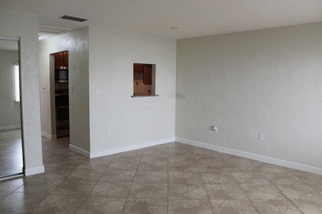 Building Photo - One bedroom condo beachside