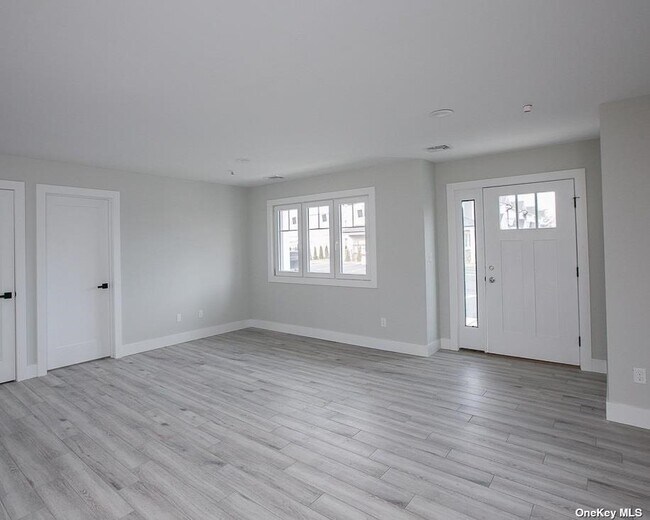 Building Photo - 170 W Montauk Hwy