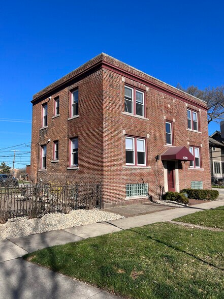 Building Photo - 579 N Center St
