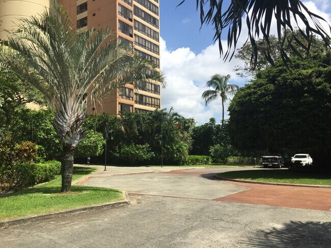 Building Photo - PLAZA LANDMARK