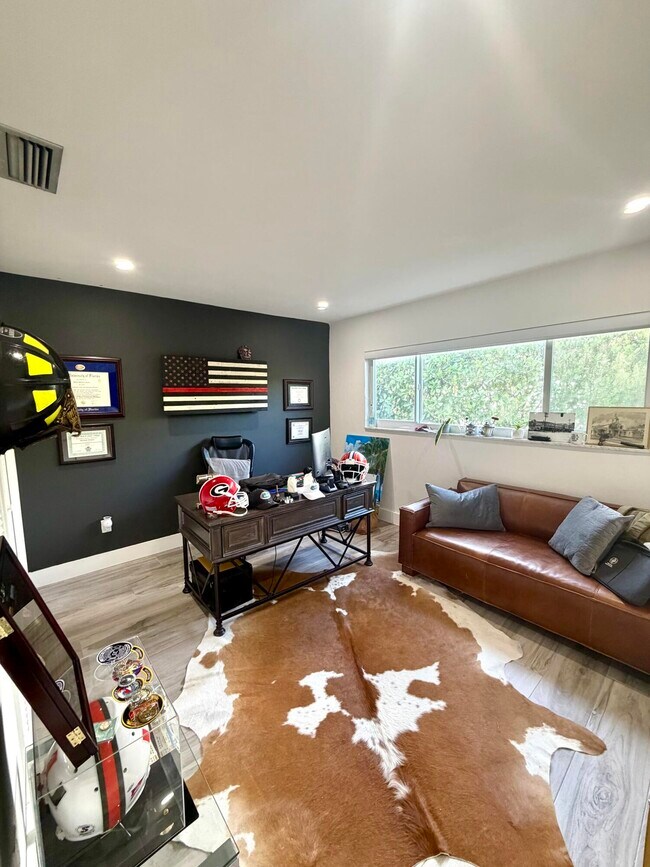 Building Photo - 100 SW 11th Ave