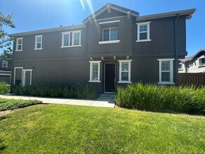 Building Photo - Gorgeous 3 Bed, 2 Bath in Gated Community in Brentwood