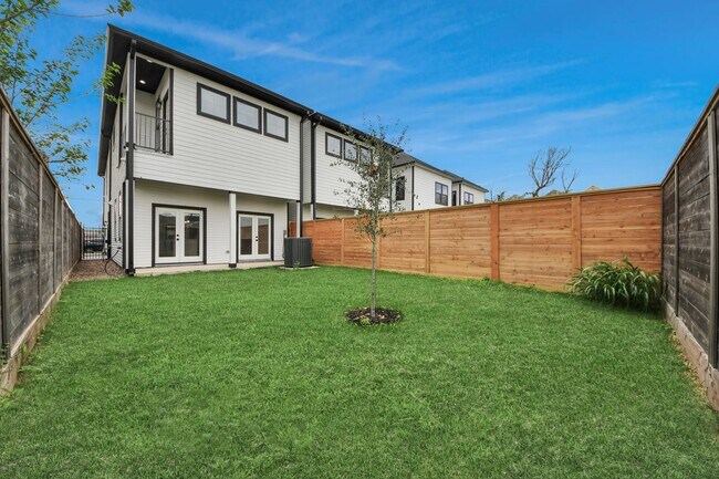 Building Photo - 127 E 38th St