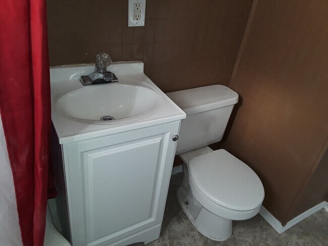 Building Photo - Spacious 4 Bedroom House