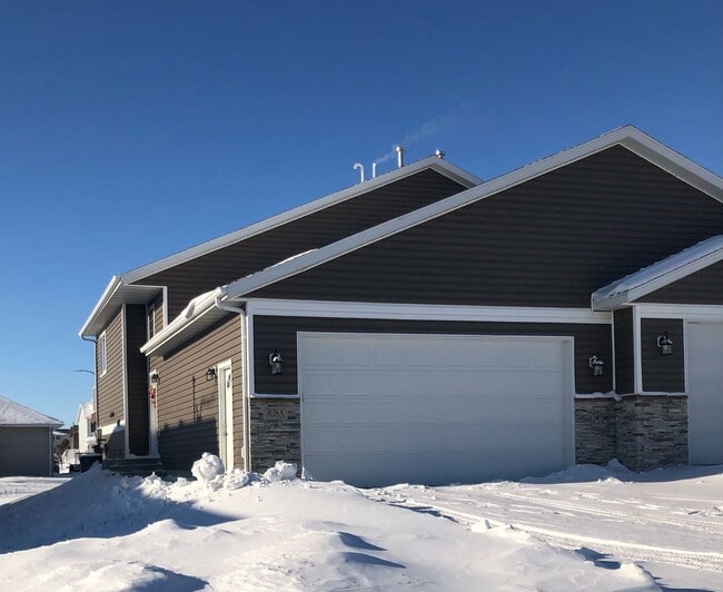 Building Photo - 2 Bed 1.5 Bath Plus Office