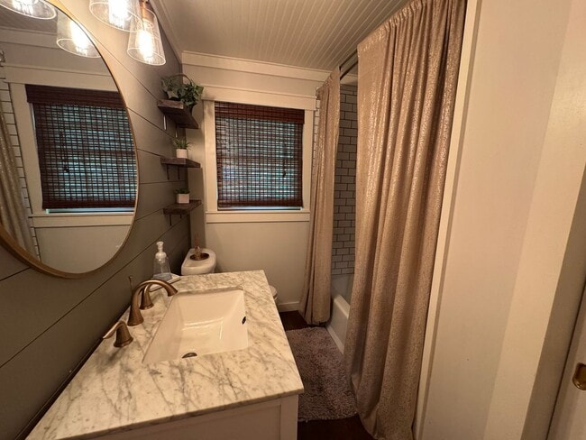 Building Photo - Executive Rental 4 bed 3 bath home in the heart of Country Club