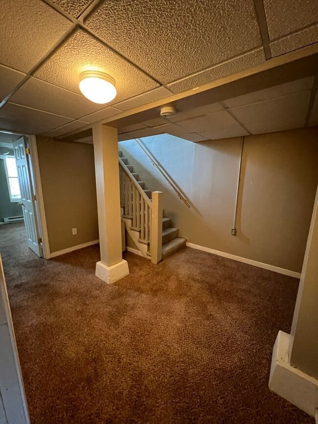 Building Photo - AVAILABLE JUNE -  4 Bed 1 Bath Townhome