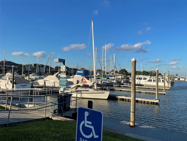 Building Photo - 304 Lago Vista St