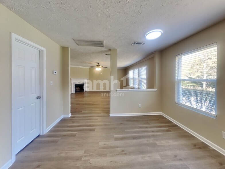 Building Photo - 5527 Middlebury Dr