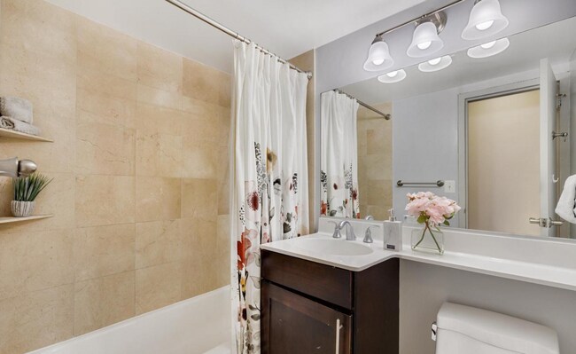 Building Photo - Beautiful Three-Bedroom Apartment In Tacom...