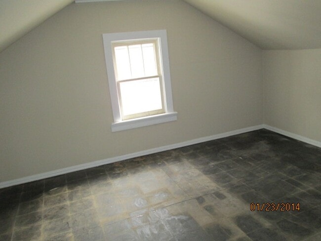 Building Photo - 3 bedroom home on 5 acres