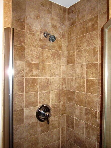 Building Photo - 614 E 11 Mile Rd