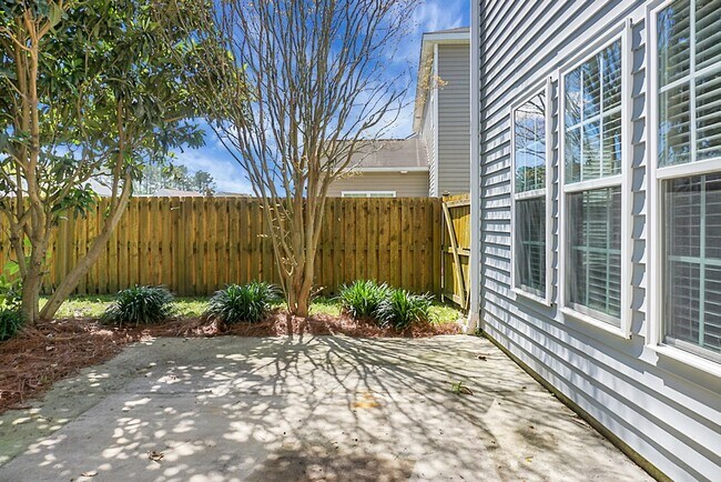 Building Photo - Comfortable Living, 4 BR 2.5 BA Home, Two Car Garage
