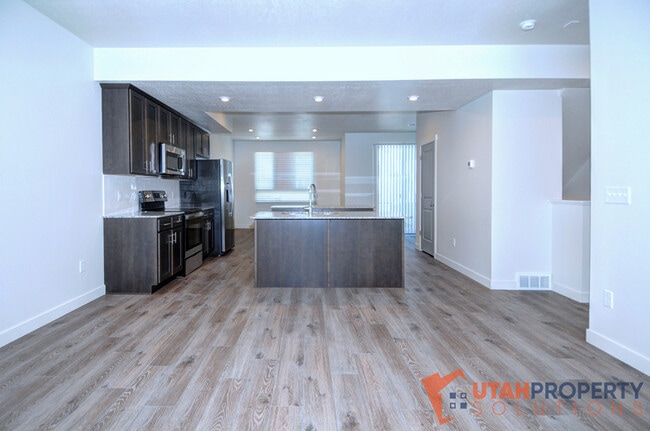 Building Photo - 1006 W 430 S