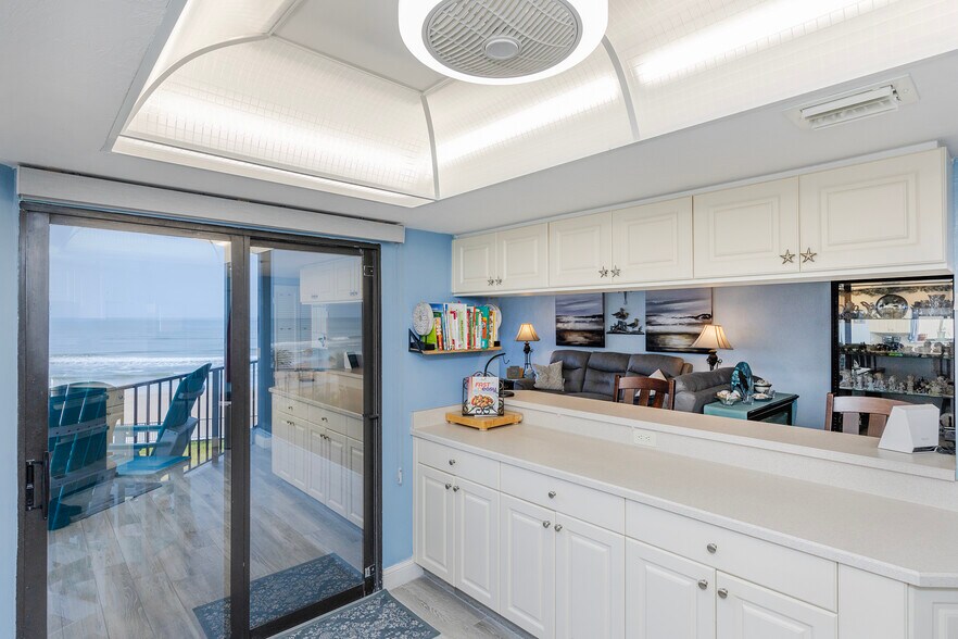 Kitchen - 2425 S Atlantic Ave