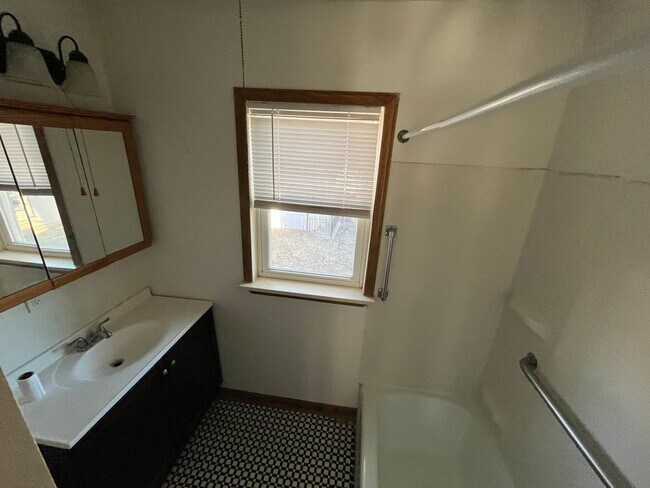 Building Photo - RENT SUX - 313-315 19TH ST