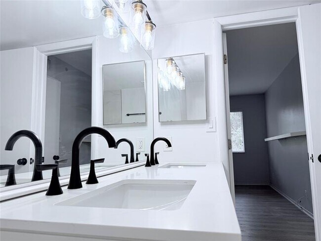 Building Photo - 117 Gardens Dr