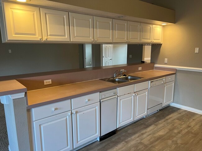 Building Photo - 195 S Shore Dr