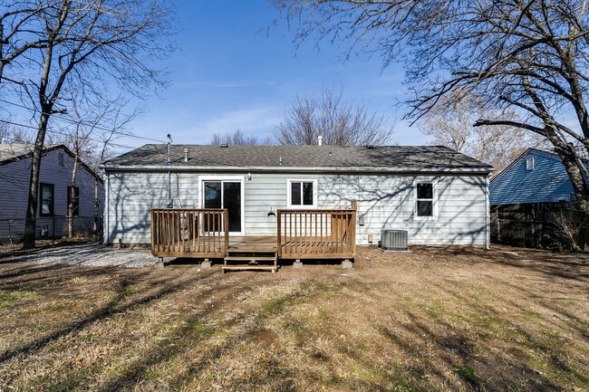 Building Photo - 3 Bed, 1 Bath Home with Deck & Fenced Backyard