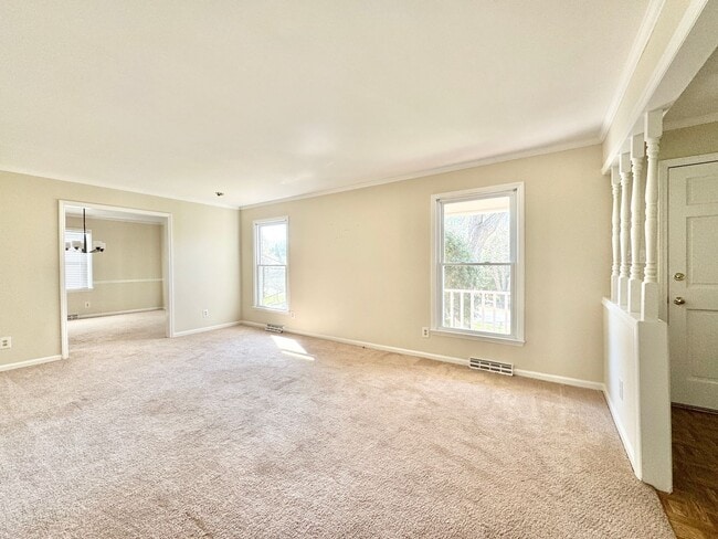 Building Photo - Spacious 3 Bedroom Home Convenient to New Garden