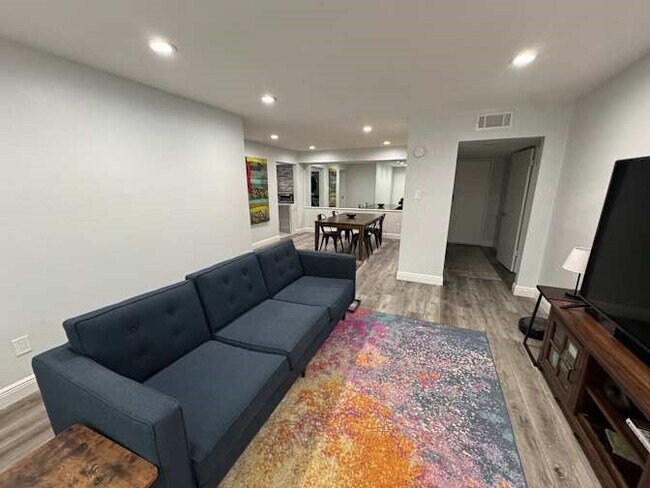 Building Photo - 355 N Post Oak Ln