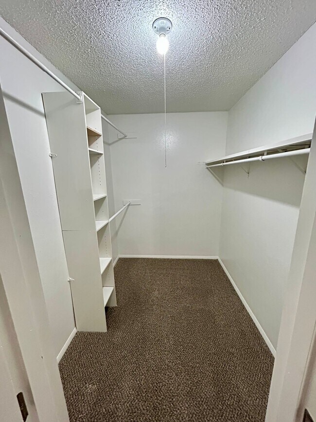 Building Photo - Spacious 2-Bedroom Apartment in a Quiet, Well-Maintained Community