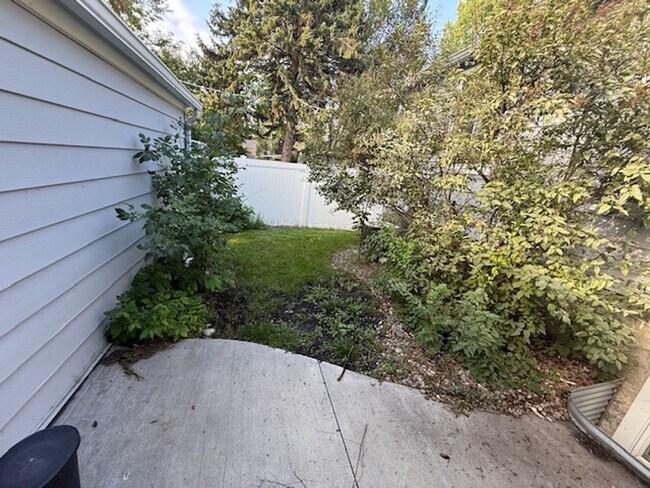 Building Photo - Elm Street Duplex