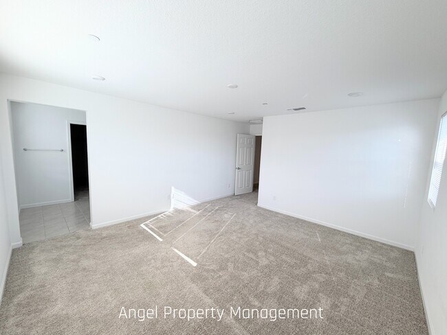 Building Photo - 425 Fuchsia Ct