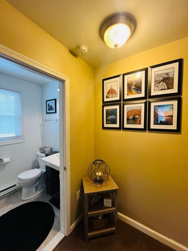 Building Photo - Beautifully Remodeled 2BR home in great neighborhood (Guilderland Schools)