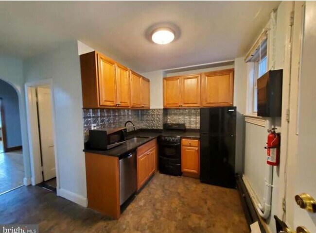 Kitchen with access to deck right outside - 1412 Light St