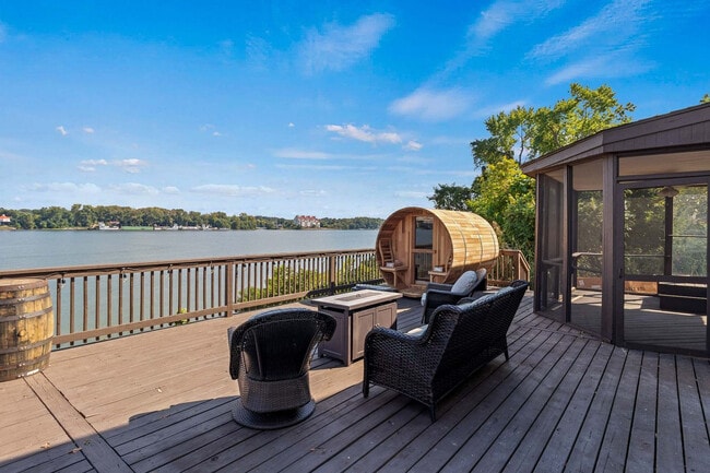 Building Photo - 301 S Front St