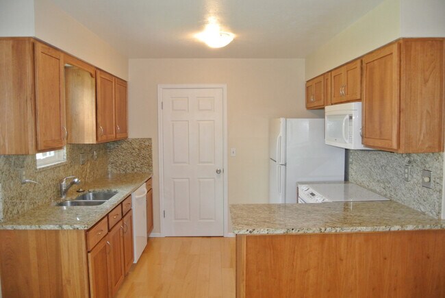 Building Photo - 1080 Fairway Ct
