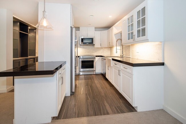 Building Photo - 2bed/2bath Condo in the Heart of Coast Village!