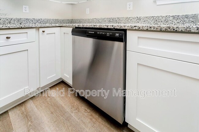 Building Photo - 2340 Columbia Ave