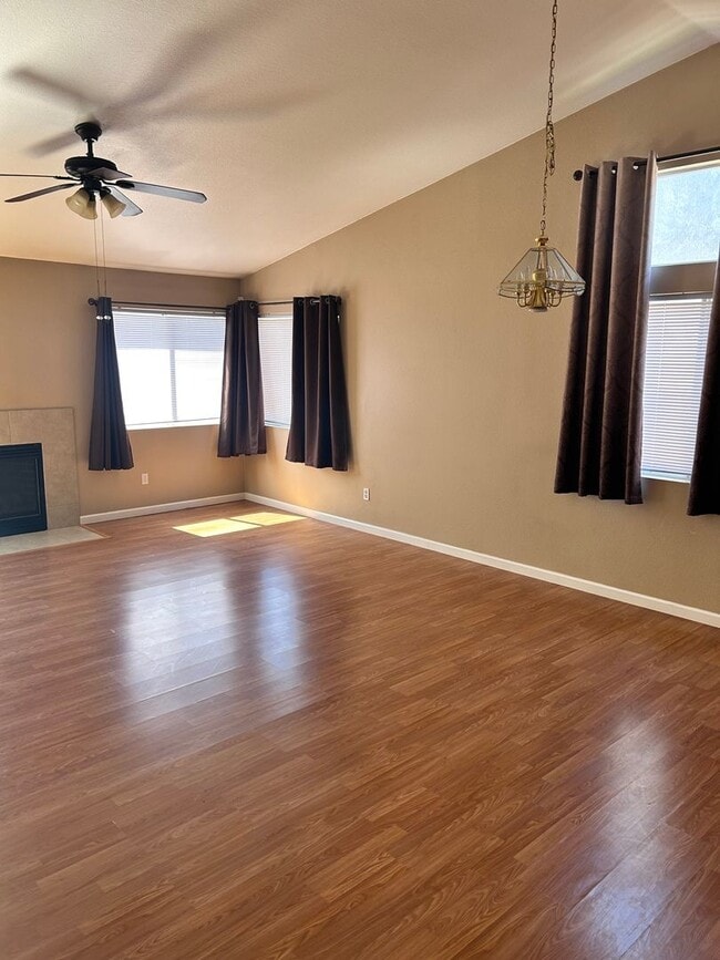 Building Photo - 3 Bedroom/2 Full Bathrooms Stockton