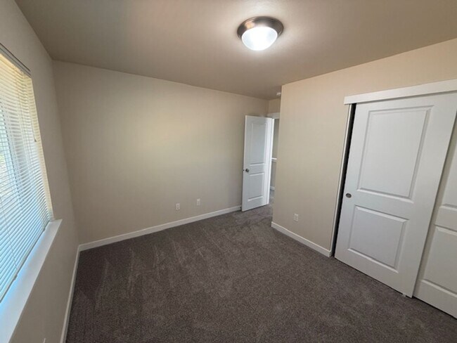Building Photo - LYNNWOOD 3 BED, 2.5 BATH HOME FOR RENT; AV...