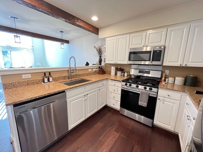 Building Photo - Incredible Forrest Park Townhome!! 2 bedroom, 2 bath, HUGE attached Garage!