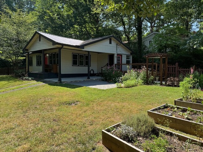 Building Photo - Historic Shiloh - One Level, Three Bedroom...