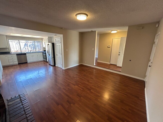 Building Photo - Charming 3-bedroom, 2-bath Single Story An...