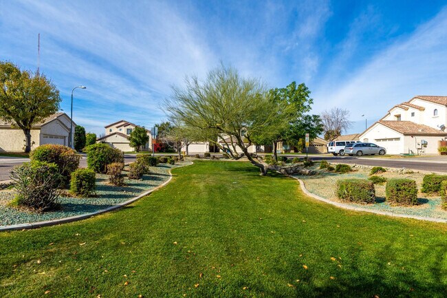 Building Photo - 2707 W Lamar Rd