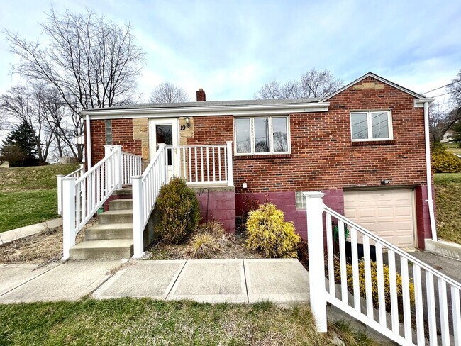 Primary Photo - Coraopolis - 3 Bedroom, 1 Bath - Charming ...