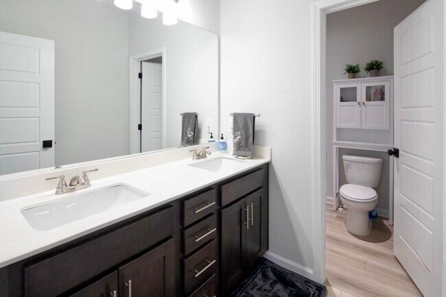 Building Photo - ONE MONTH FREE ON A 14 MONTH LEASE SPECIAL!! TOUR TODAY!