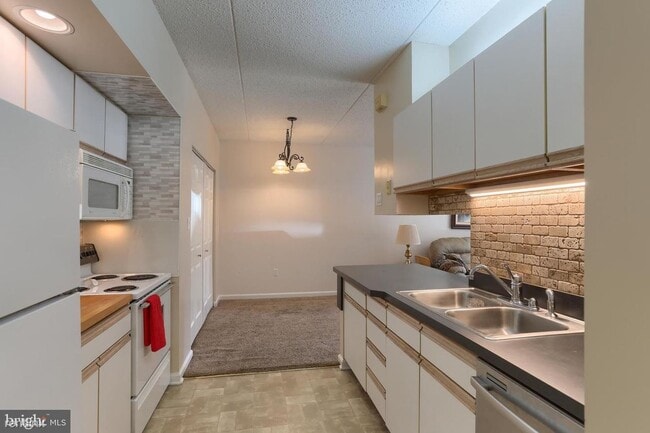 Building Photo - 1 br, 1 bath Condo - 804 Cherrington Dr