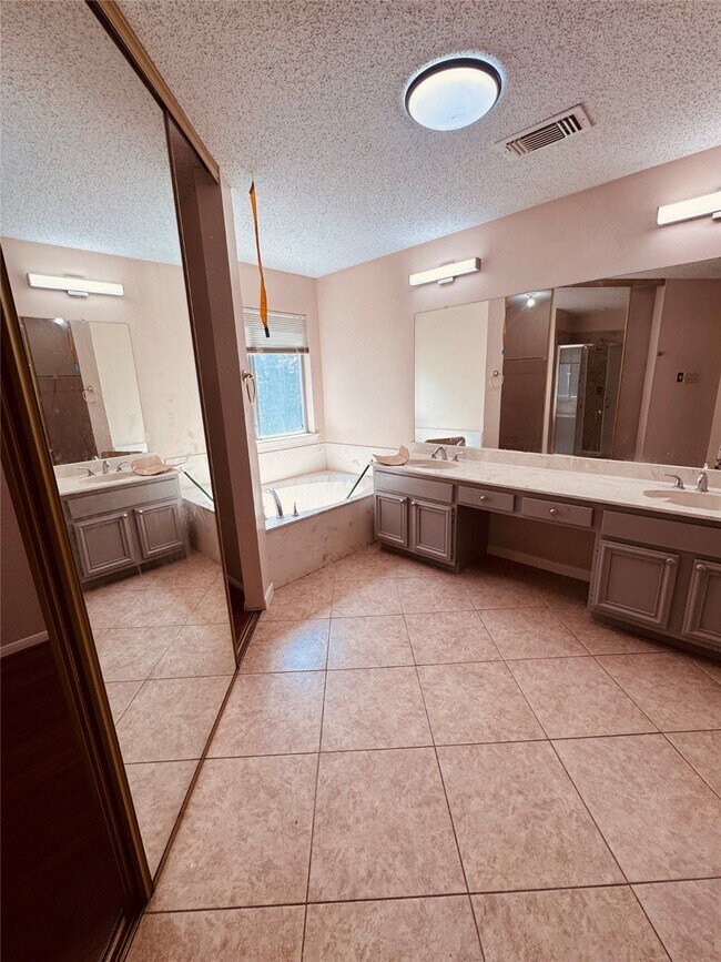 Building Photo - 14810 Rancho Vista Dr