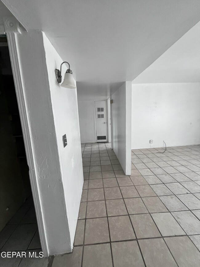 Building Photo - 813 Elmwood Ct