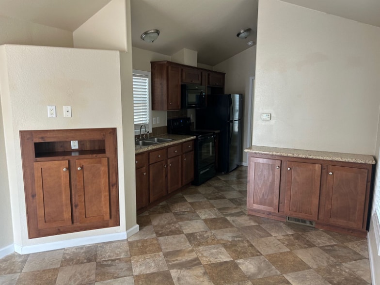 Building Photo - 2211 Ashberry Ave