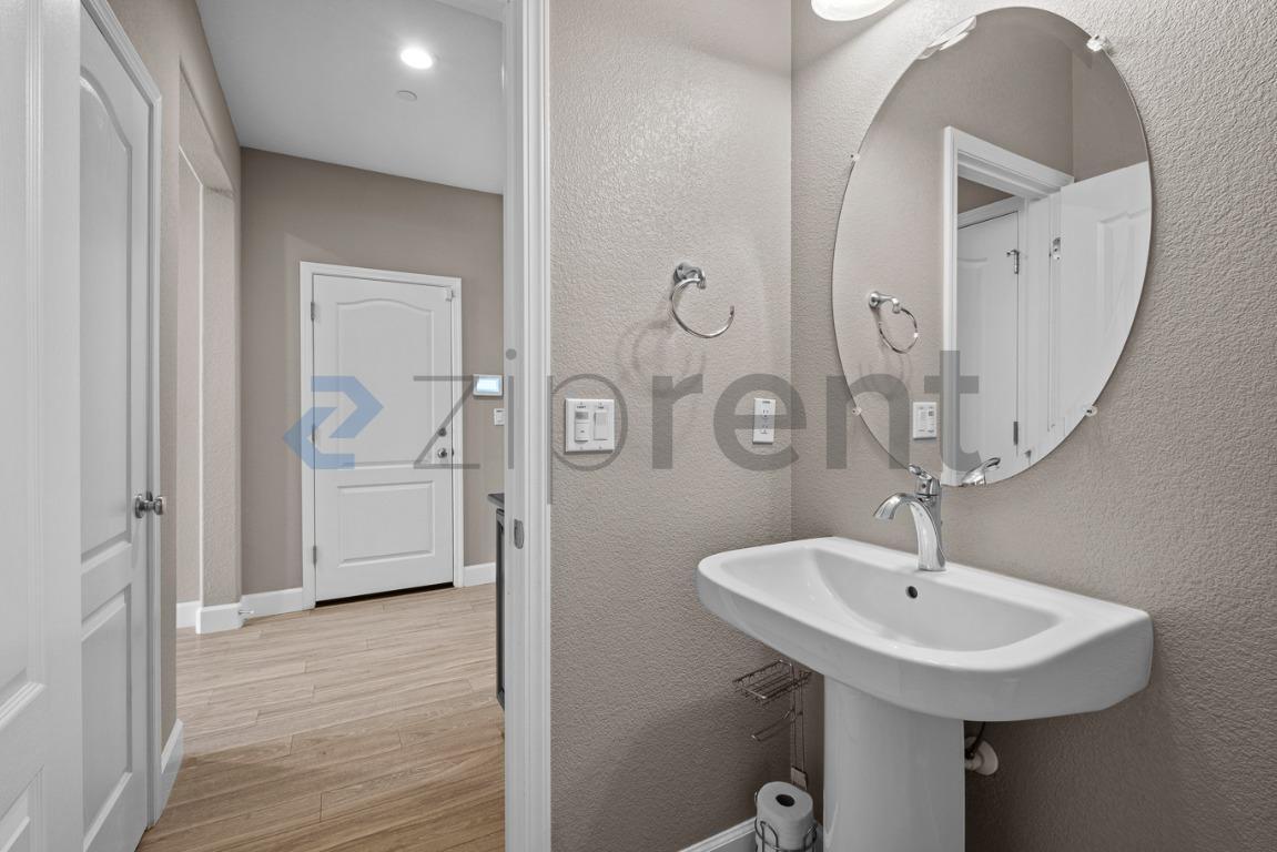 Building Photo - 551 Sawyer Dr