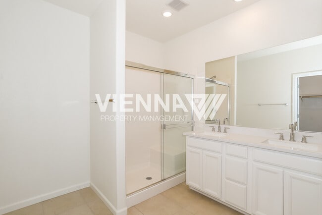 Building Photo - Gorgeous Home in Rancho with a POOL!
